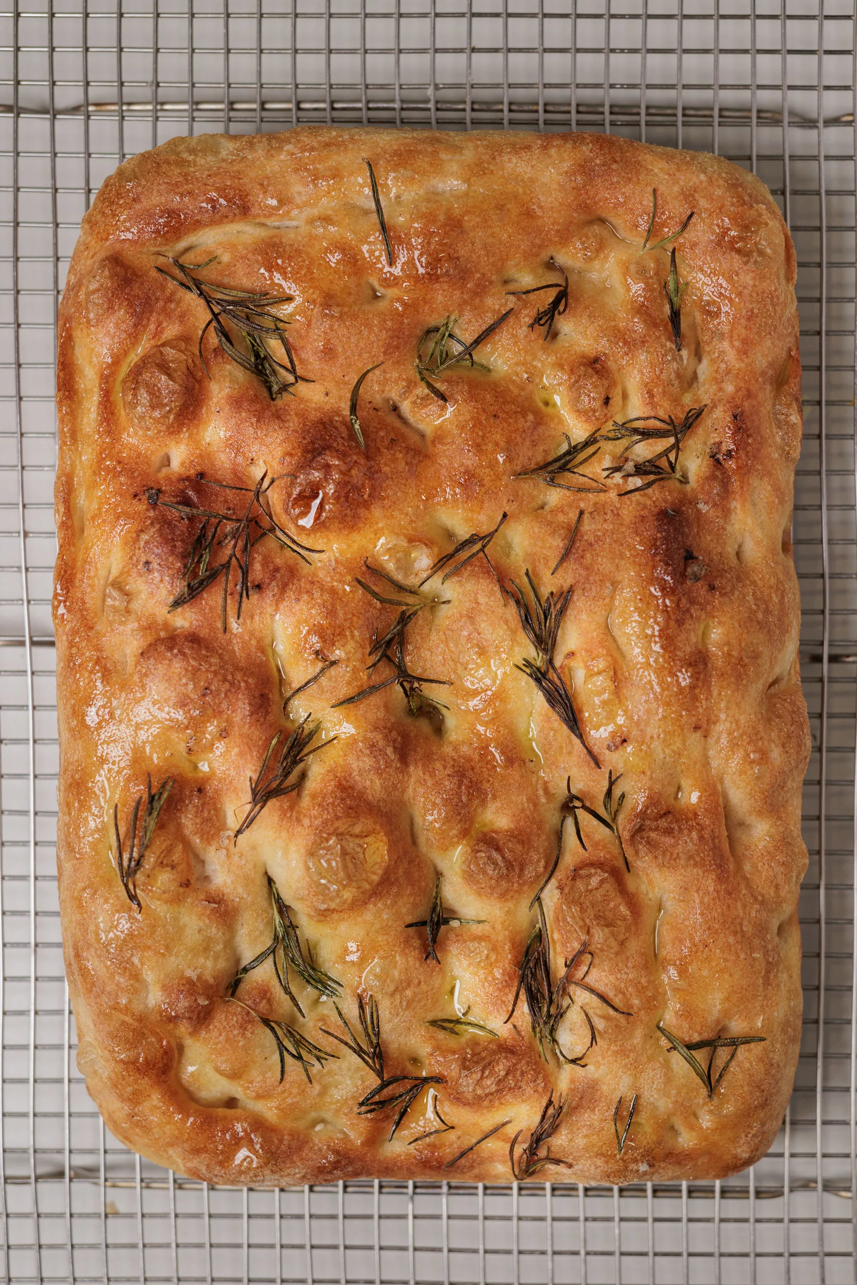 Focaccia con oliva y romero