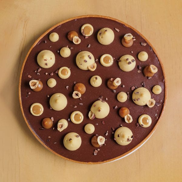 Tarteleta de chocolate, caramel y avellanas